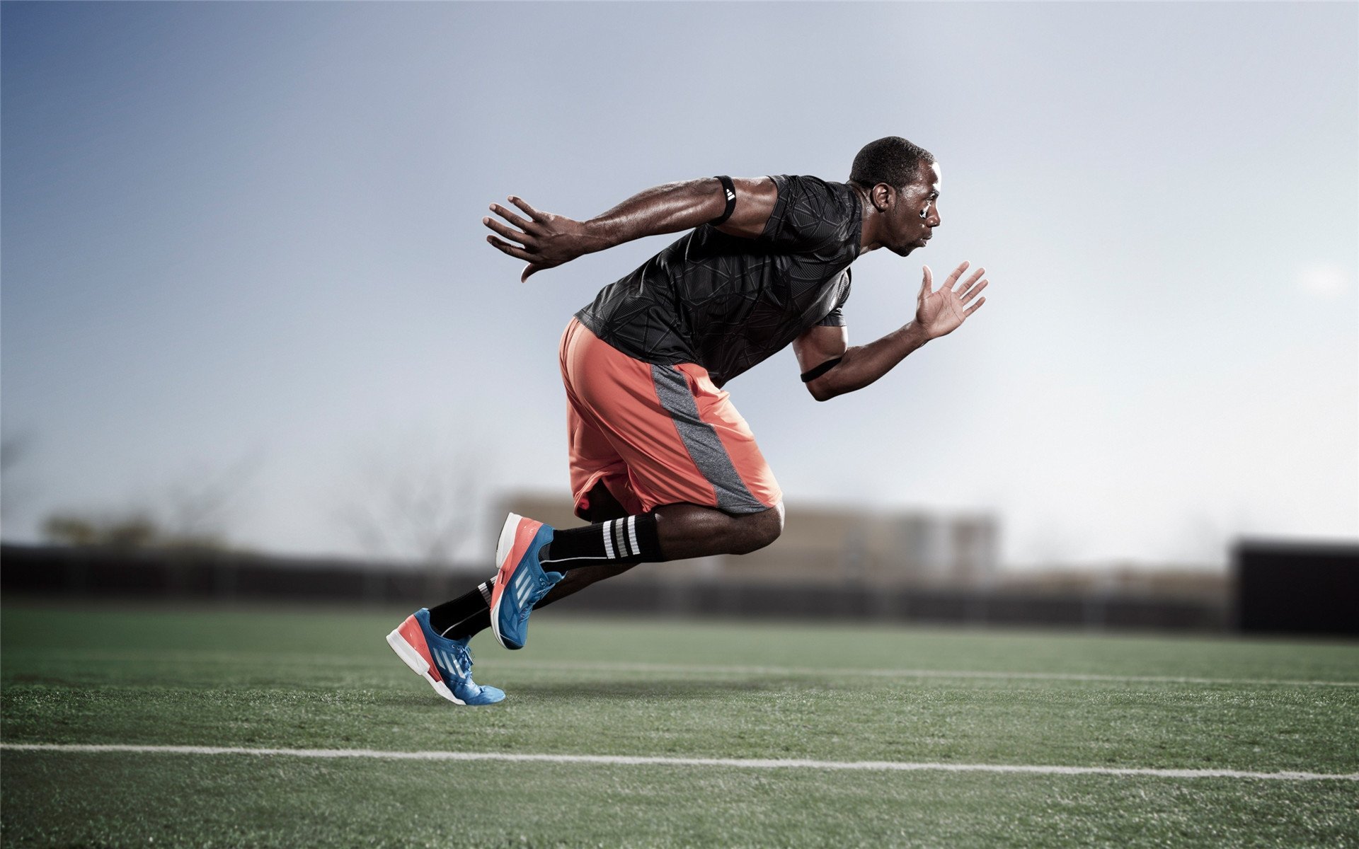 天空跳伞表演，飞越云端感受自由体验，空中跳伞的视频