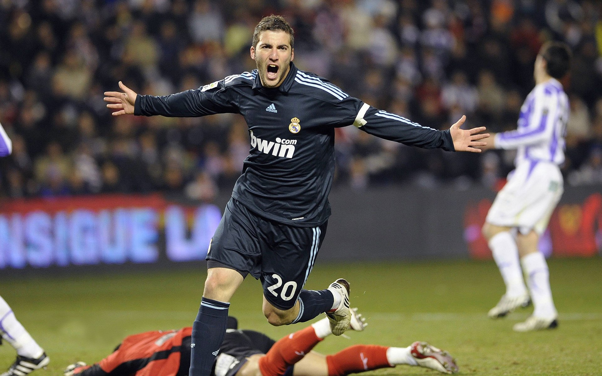 高校足球队展现强大实力，赢得大赛冠亚军，高校足球联赛